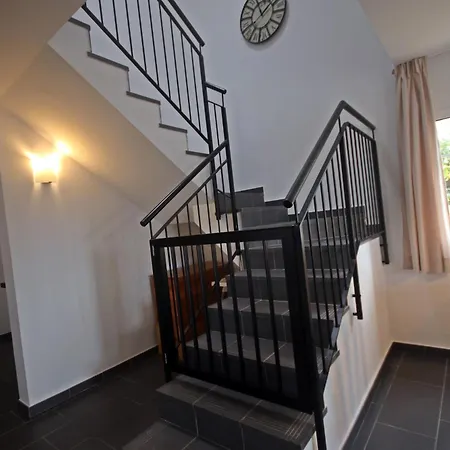 Bella, 350m Zum Villa